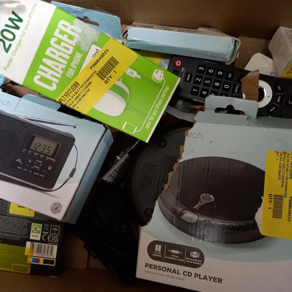 APPROXIMATELY 20 ASSORTED ITEMS TO INCLUDE INDOOR AERIAL, WIRED HEADPHONES, PORTABLE BLUETOOTH SPEAKER ETC.  