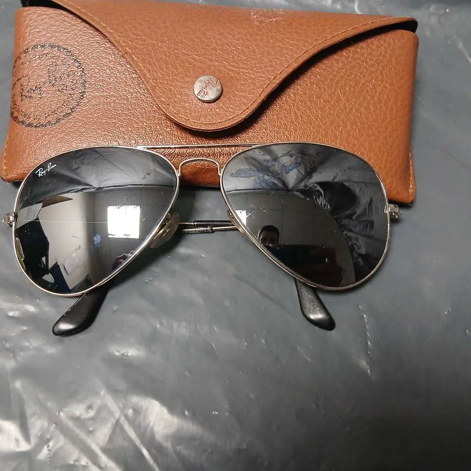 RAY-BAN AVIATOR SUNGLASSES WITH LEATHER CASE – SILVER FRAME
