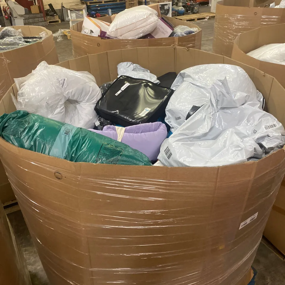 PALLET TO CONTAIN A LARGE ASSORTMENT OF PILLOWS AND CUSHIONS // BRANDS MAY VARY