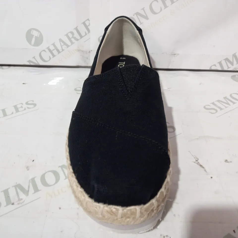 PAIR OF TOMS CANVAS SLIP-ON SHOES IN BLACK UK SIZE 4