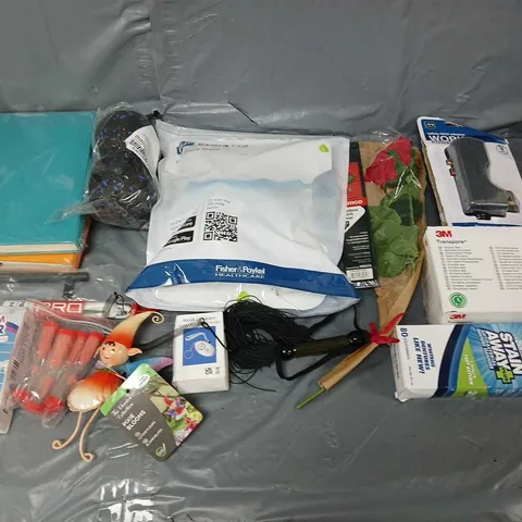 APPROXIMATELY 10 ASSORTED HOUSEHOLD ITEMS TO INCLUDE - BATHROOM DESCALER, TOOLBOX SPIRIT, AND WORK POWER ADAPTER ETC. 