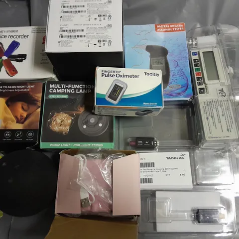 LOT OF 12 ASSORTED ITEMS TO INCLUDE TAOGLAS FLEX ANTENNA, CAMPONG LIGHTS AND BREATH ALCOHOL TESTER