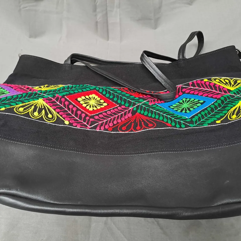 LAS POLLEJAS DE AGUS BLACK LARGE HAND BAG