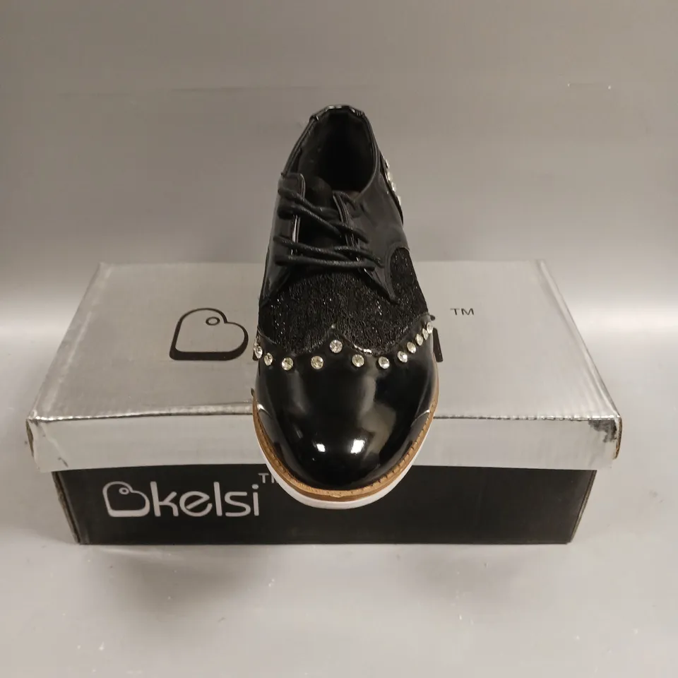 BOXED PAIR OF KELSI LACED SEQUINED SHOES IN BLACK - 4