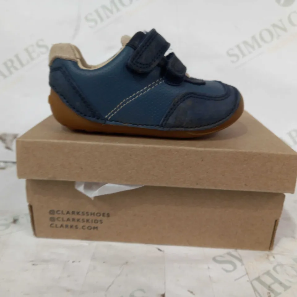 BOXED PAIR OF CLARKS TINY DUSK T TODDLER SHOES IN BLUE UK SIZE 4