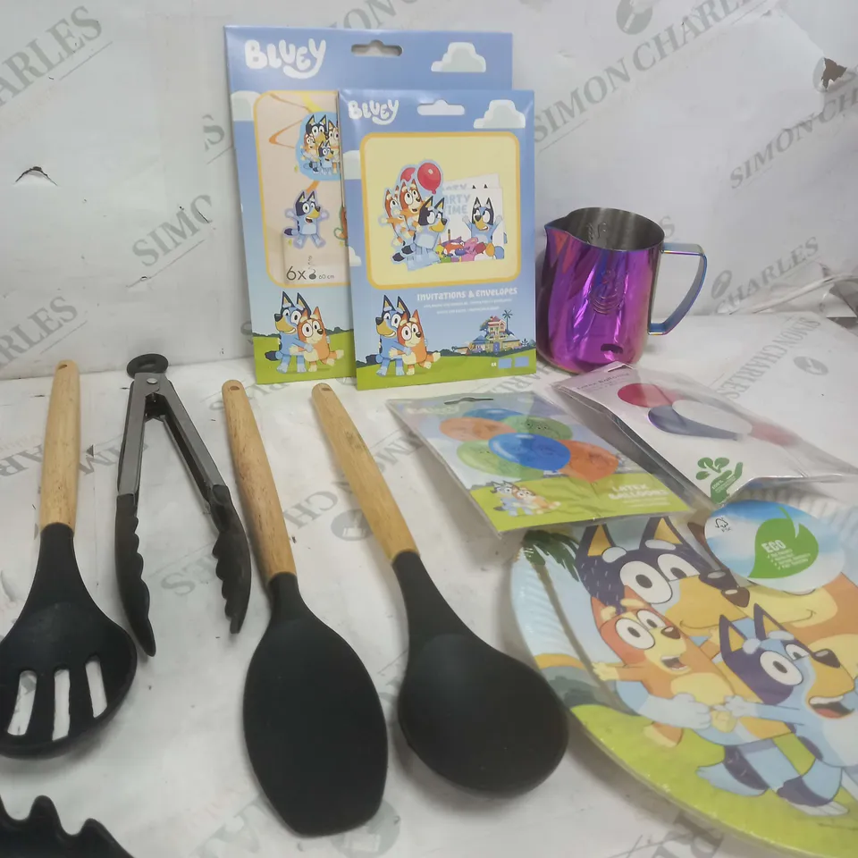 BOX OF APPROXIMATELY 15 ASSORTED COSMETIC ITEMS TO INCLUDE - BLUEY MERCH, COOKWARE, BALLOONS ETC