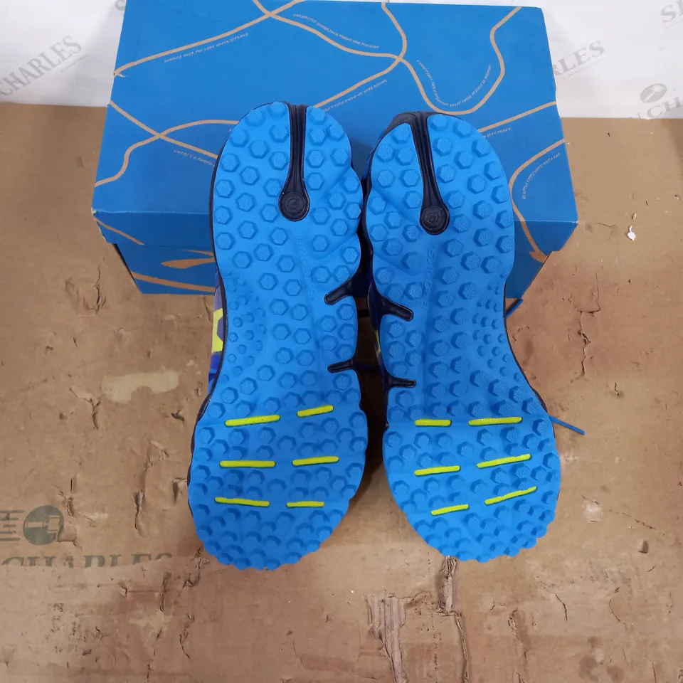 BOXED PAIR OF BROOKS PURE GRIT TRAINERS SIZE 12