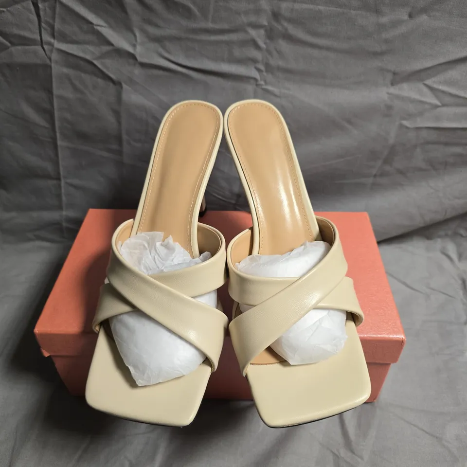 BEIGE WOMEN'S CROSS-STRAP HEELED SANDALS – UK SIZE UNSPECIFIED