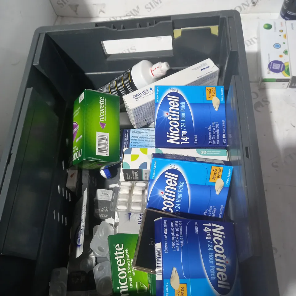 BOX OF APPROXIMATELY 30 ASSORTED CONTACT LENSES AND EYE TREATMENT TO INCLUDE ACUVUE, COOPER VISION AND OXYSEPT