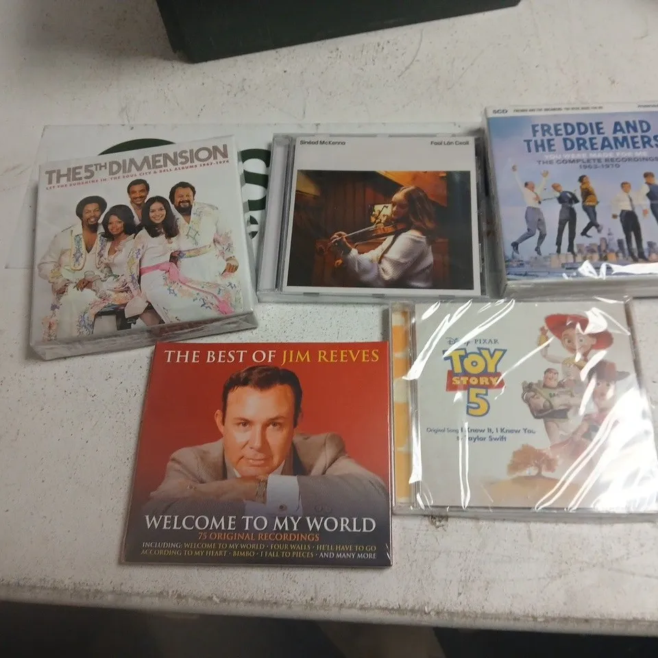 TOTEOF APPROXIMATELY 30 ASSORTED CDS TO INCLUDE: JIM REEVES, THE FIFTH DIMENSION ETC 