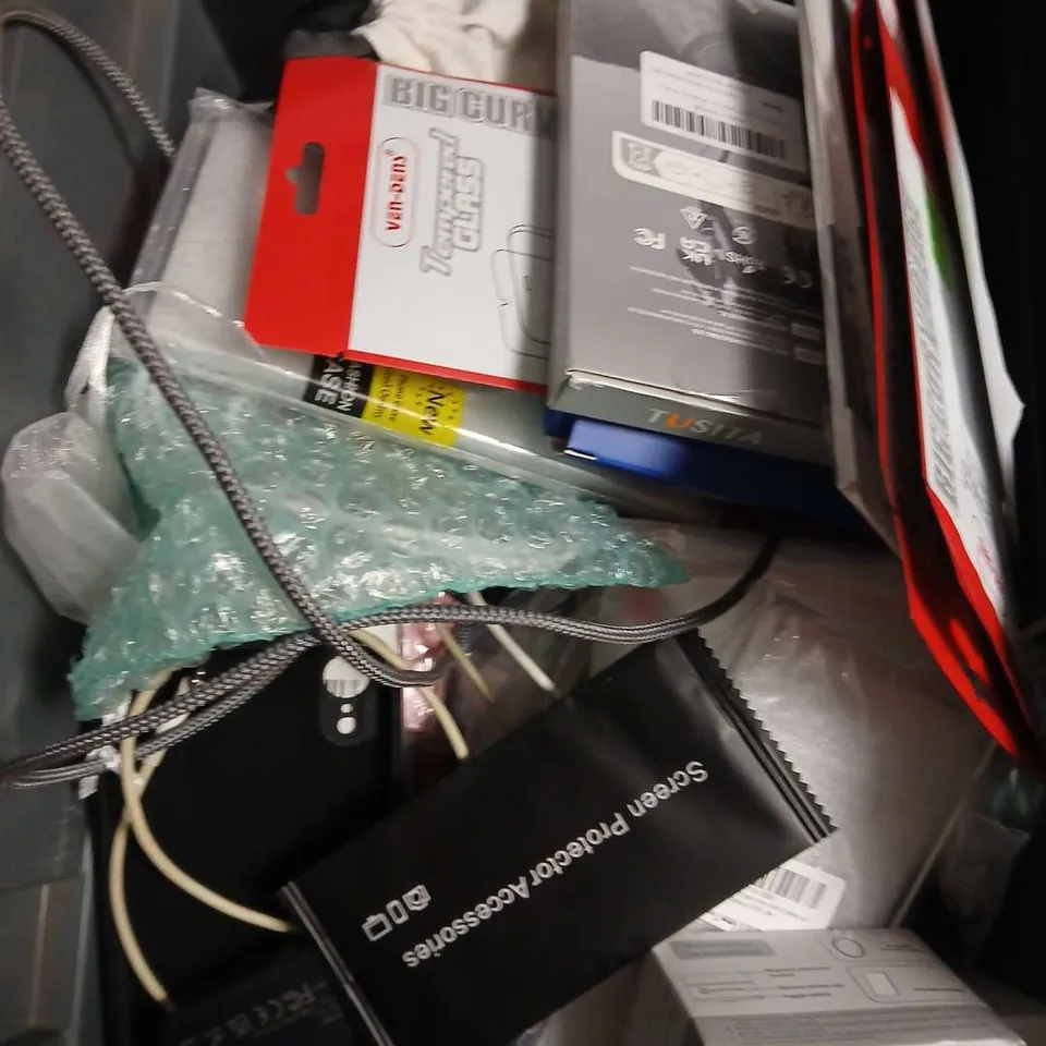 APPROXIMATELY 20 ASSORTED SMARTPHONE ACCESSORIES TO INCLUDE CHARGING CABLES, POWERBANKS, PHONE CASES ETC