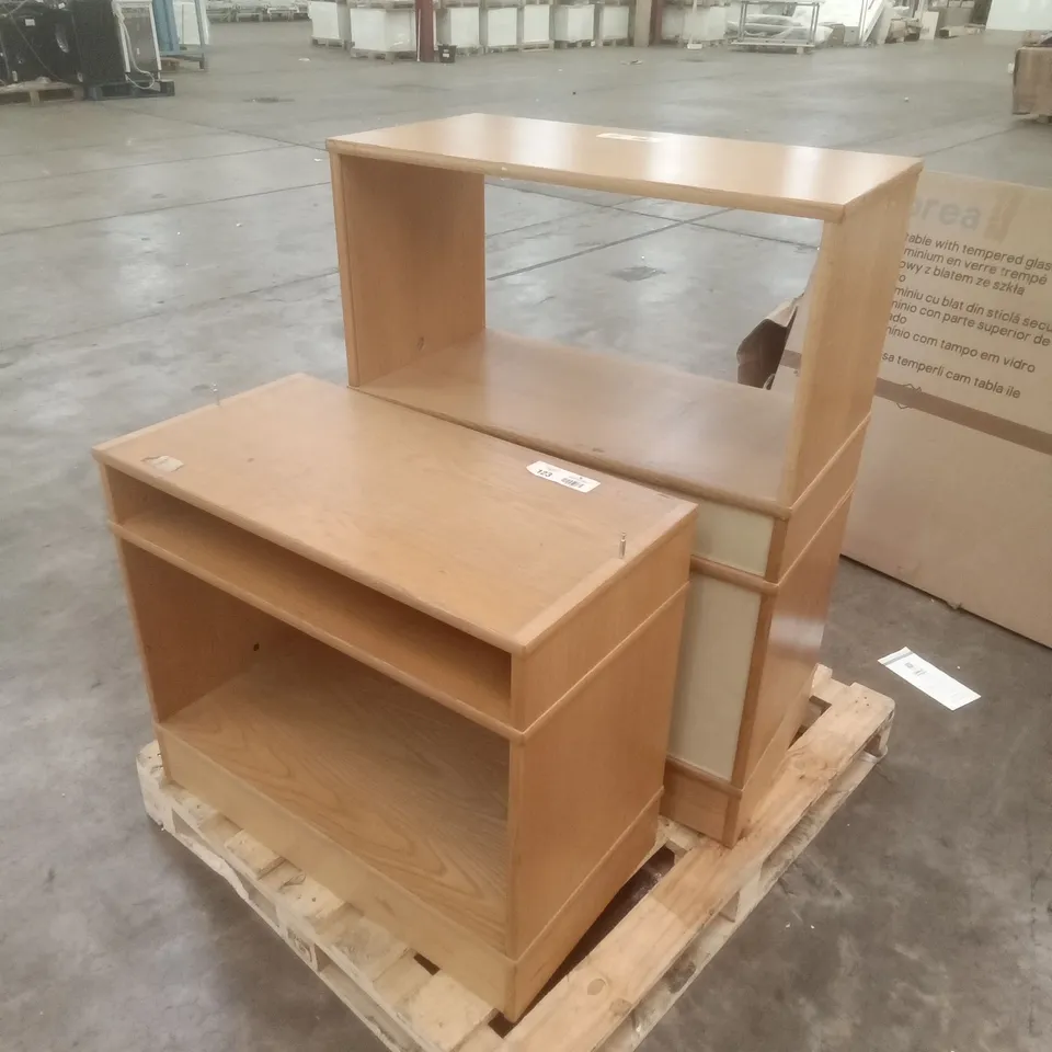 PALLET OF 2 ASSORTED BOOKCASE 