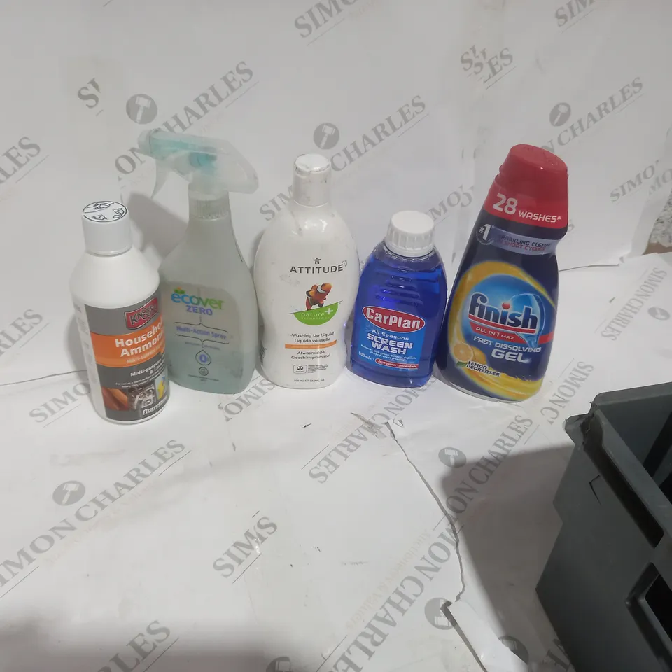 TOTE OF APPROXIMATELY 12 ASSORTED LIQUID ITEMS TO INCLUDE A FINISH FAST DISSOLVING GEL AND A CARPLAN ALL SEASONS SCREENWASH