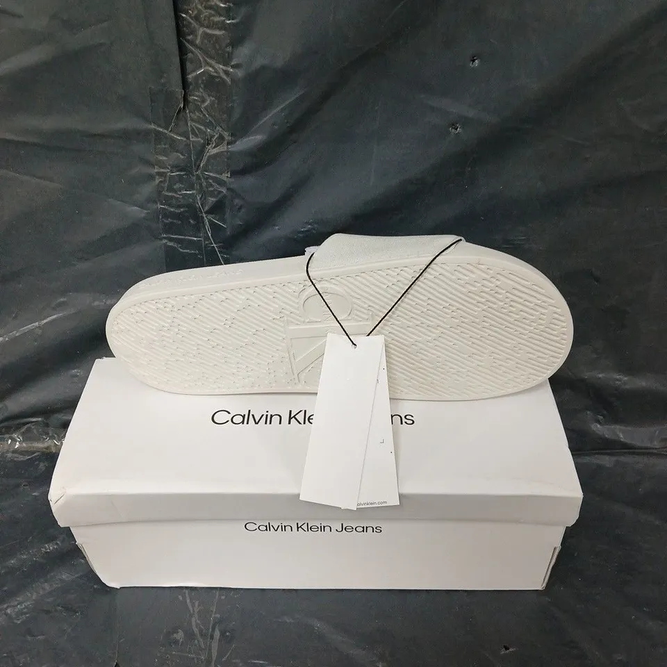 BOXED PAIR OF CALVIN KLEIN JEANS SLIDES CREAM WHITE SIZE 44