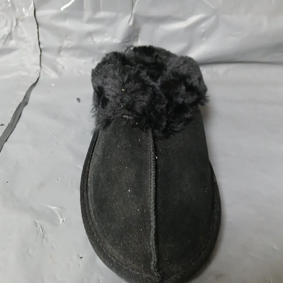 APPROXIMATELY 33 ASSORTED SLIPPERS IN BLACK