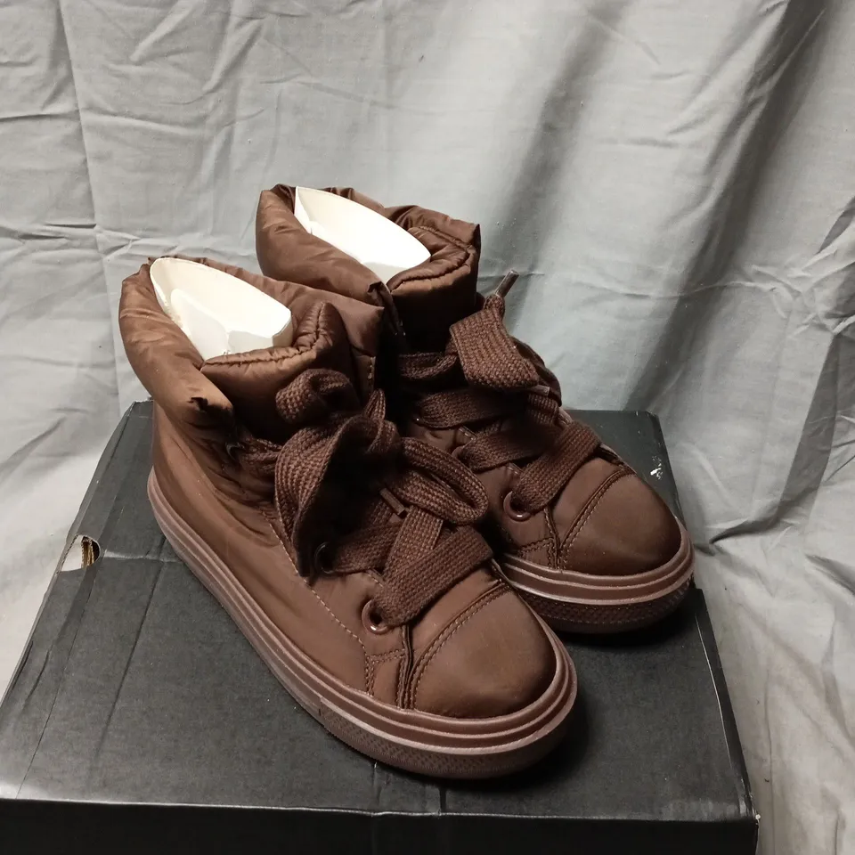 CONVERSE BROWN HIGH-TOP BOOTS SIZE 7 BOXED