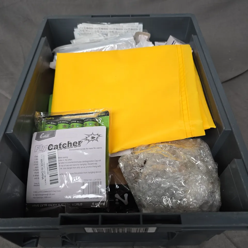APPROXIMATELY 15 ASSORTED HOUSEHOLD ITEMS TO INCLUDE - MINI VACUUM CLEANER , BALLOONS , ETC 