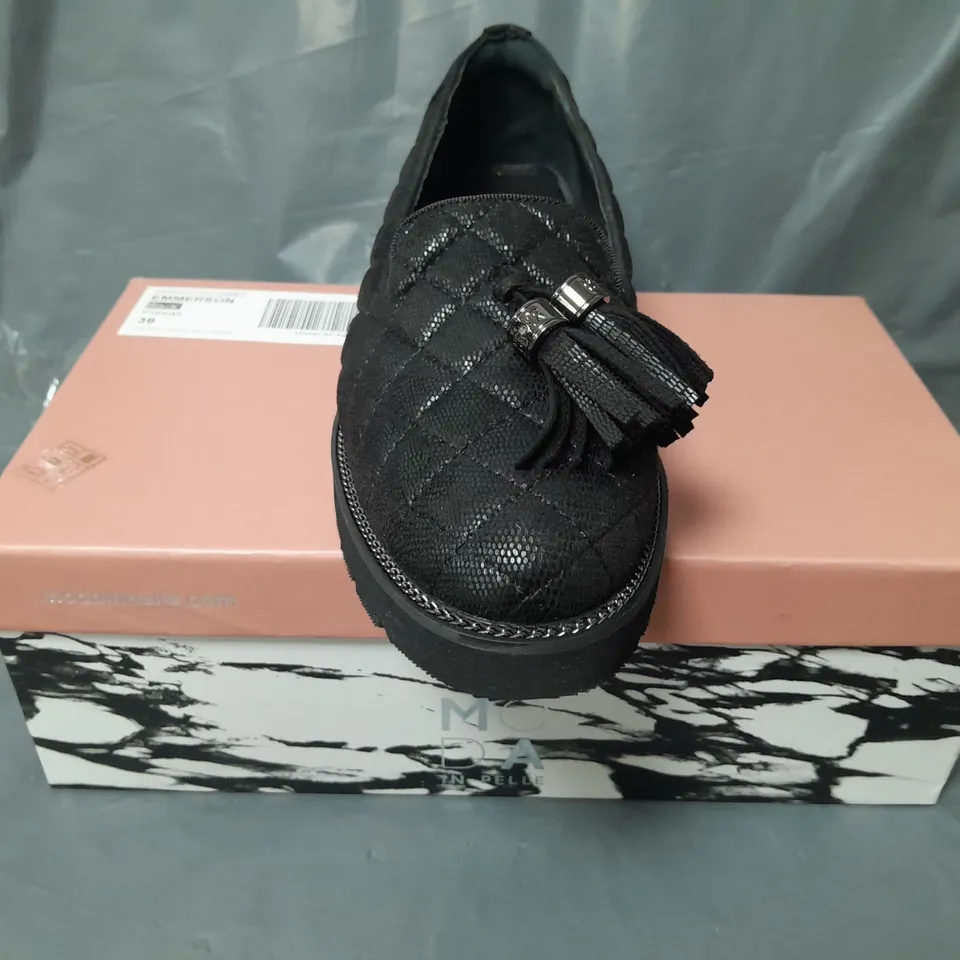 BOXED PAIR OF MODA IN PELLE QUILTED LOAFERS W. TASSEL IN BLACK SIZE 6