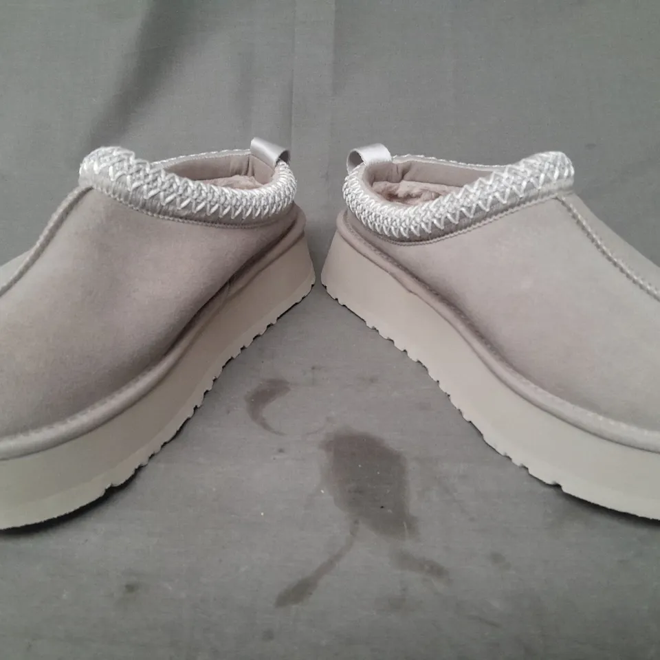 BOXED PAIR OF UGG SHOES IN STONE UK SIZE 5