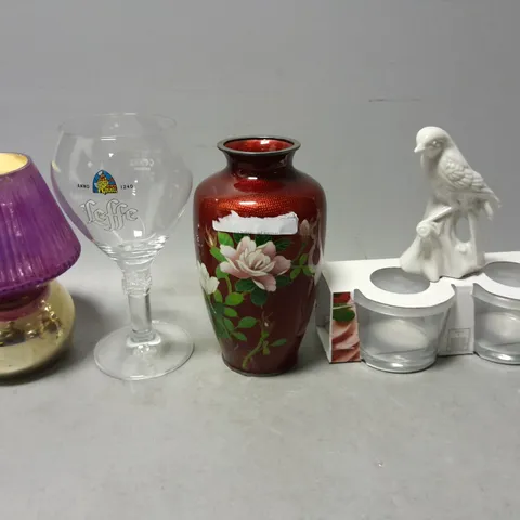 APPROXIMATELY 7 ASSORTED ITEMS TO INCLUDE - CANDLE , PASABAHCE CUP , BEER GLASS ETC