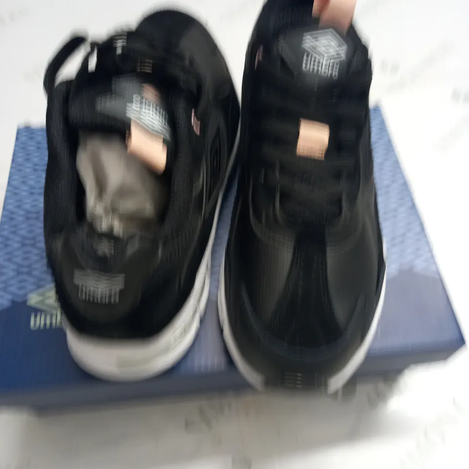 BOXED PAIR OF UMBRO D JOGGER TRAINERS IN BLACK - 6