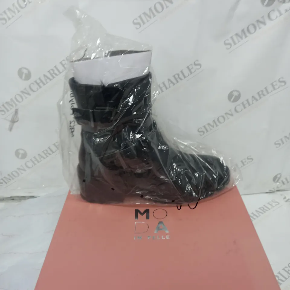 BOXED PAIR OF MODA IN PELLE CORNELLE BLACK LEATHER BOOTS - UK 6