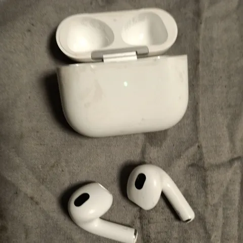 WIRELESS BLUETOOTH EARPHONES IN WHITE 