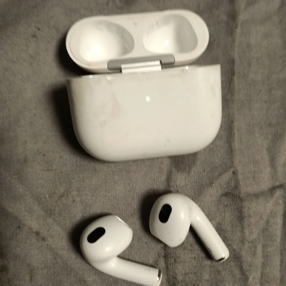 WIRELESS BLUETOOTH EARPHONES IN WHITE 