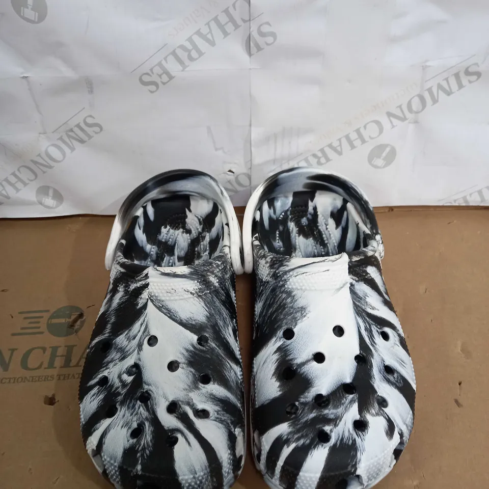 PAIR OF CLASSIC MARBEL EFFECT CROCS SIZE UNSPECIFIED