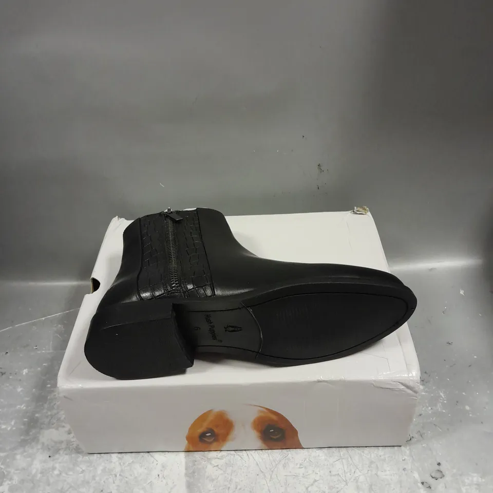 BOXED PAIR OF HUSH PUPPIES ZIP UP ANKLE BOOTS IN BLACK SIZE 6