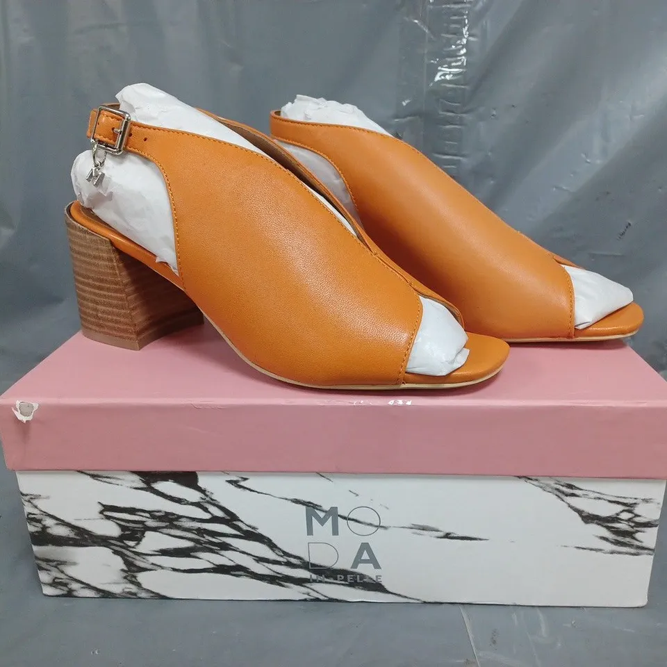 BOXED PAIR OF MODA IN PELLE BLOCK HEEL PEEP TOE LEATHER SANDALS IN ORANGE SIZE 6