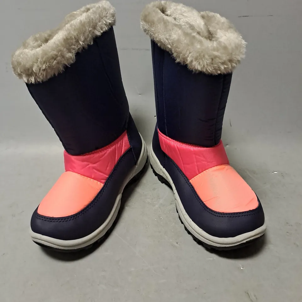 PAIR OF MOUNTAIN WAREHOUSE CARIBOU KIDS ADAPTIVE FLEECE LINED SNOW BOOT IN BRIGHT PINK/NAVY SIZE 12