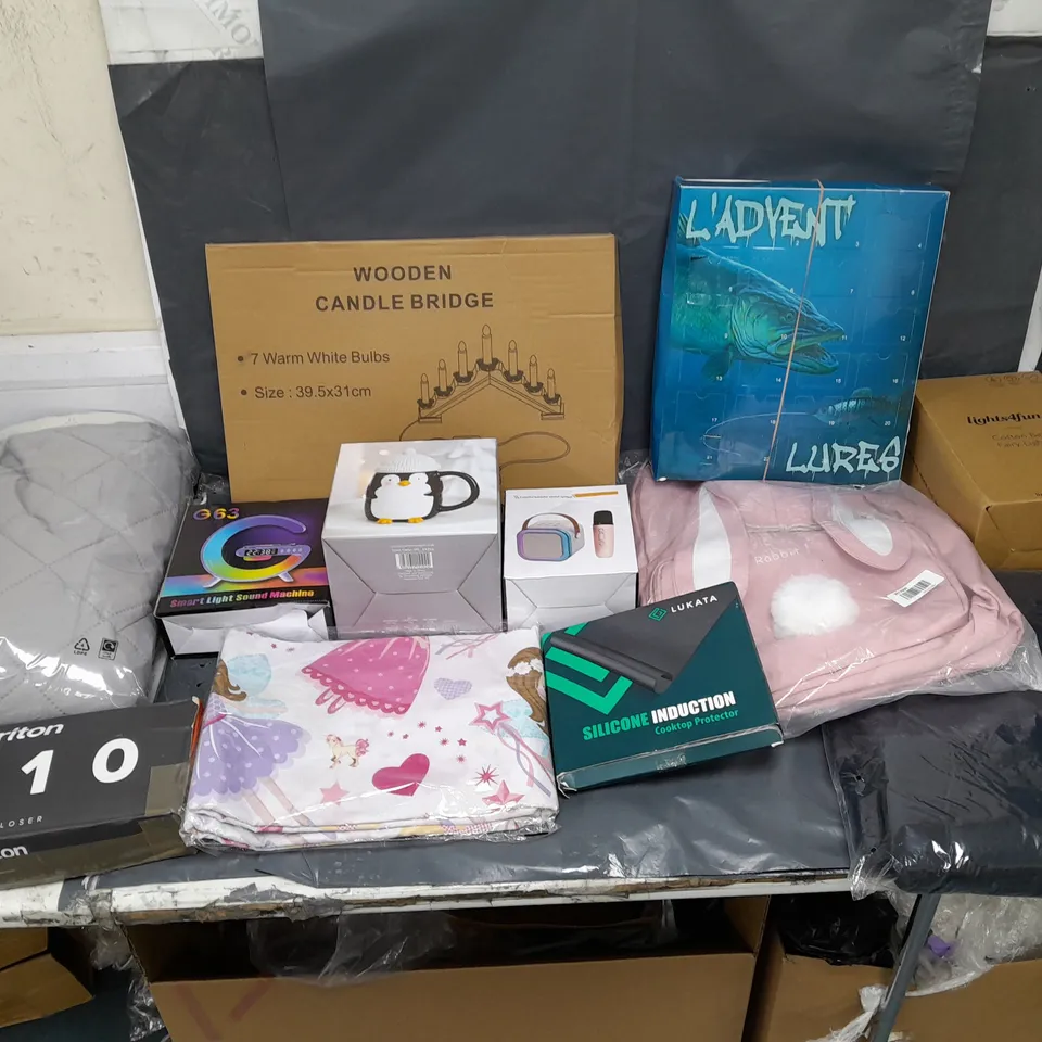 BOX OF APPROXIMATELY 12 ASSORTED ITEMS TO INCLUDE - SMART LIGHT SOUND MACHINE, PENGUIN CUP, WOODEN CANDLE BRIDGE, AND COTTON BALL FAIRY LIGHTS ETC. 