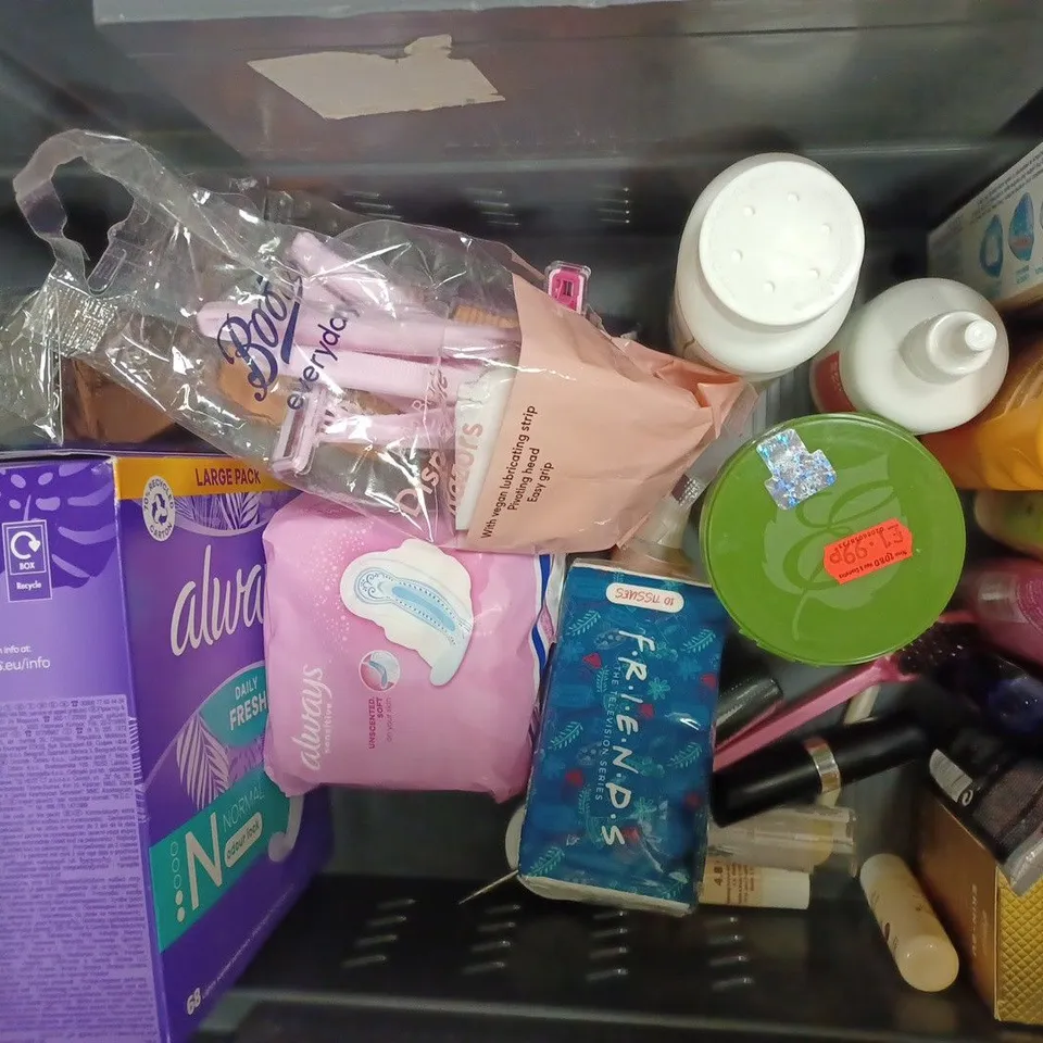 BOX OF APPROX 20 ASSORTED BEAUTY PRODUCTS TO INCLUDE ALWAYS DAILY FRESH, LYNX BLACK, CLARINS MOISTURE RICH BODY LOTION, ETC. 