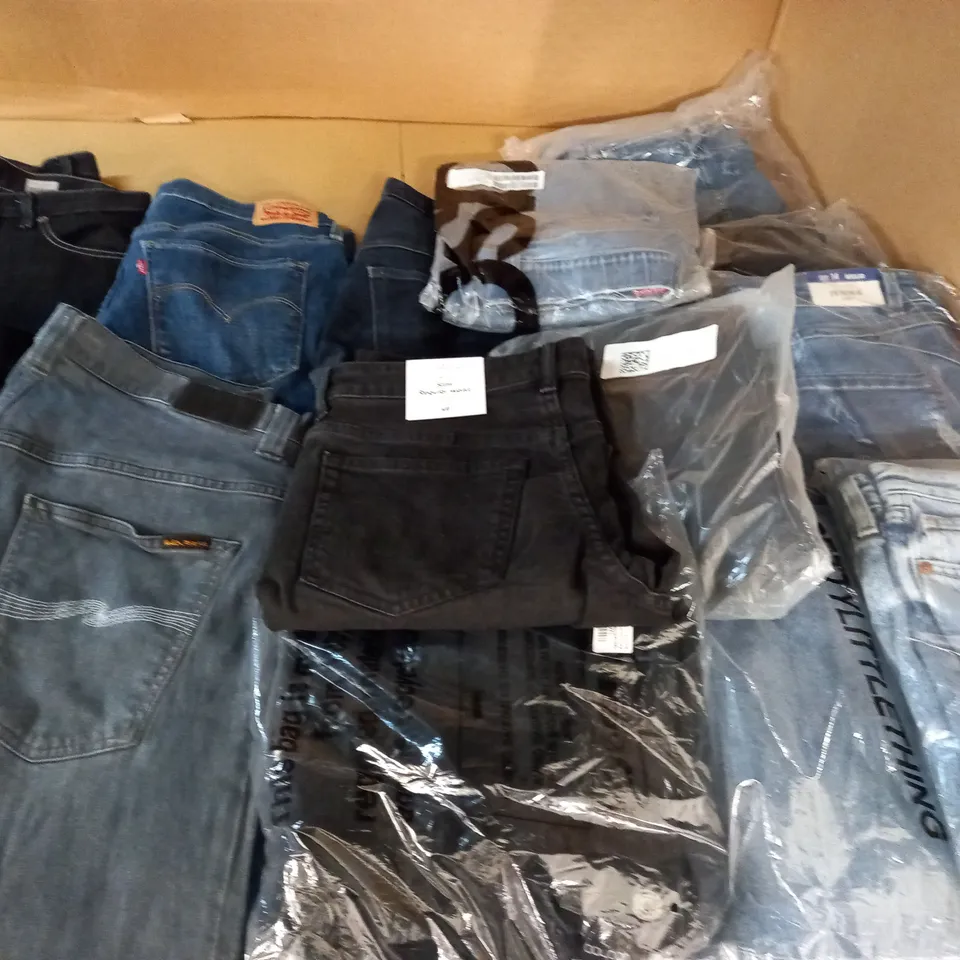 LOT OF 15 ASSORTED PAIRS OF JEANS IN VARIOUS SIZES