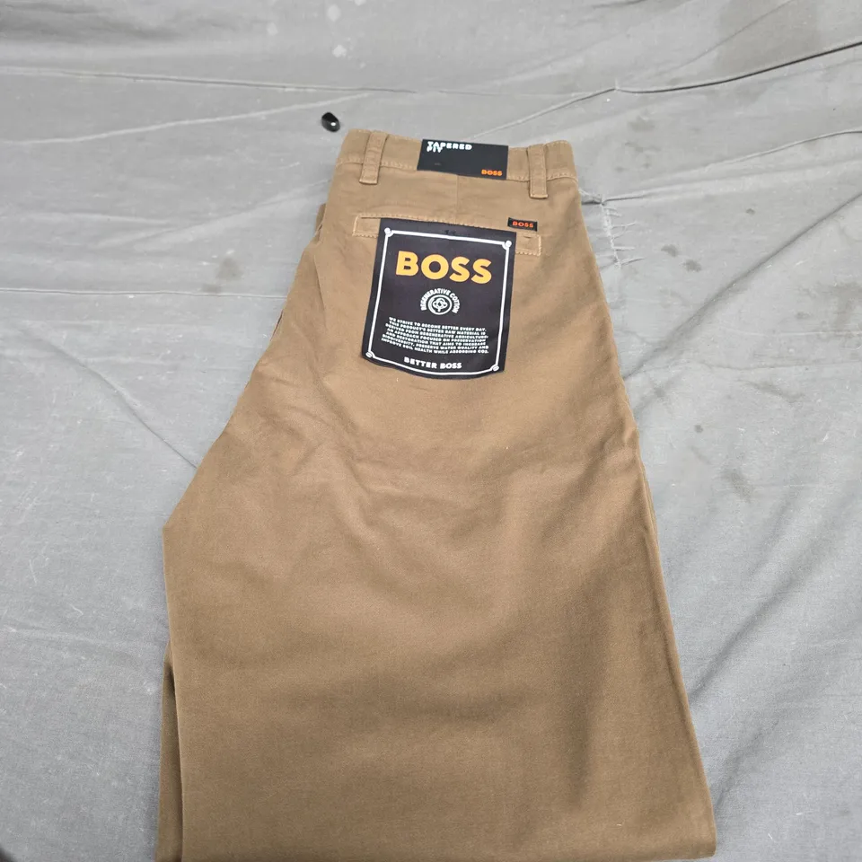 HUGO BOSS TAPERED FIT TROUSERS - SIZE W32