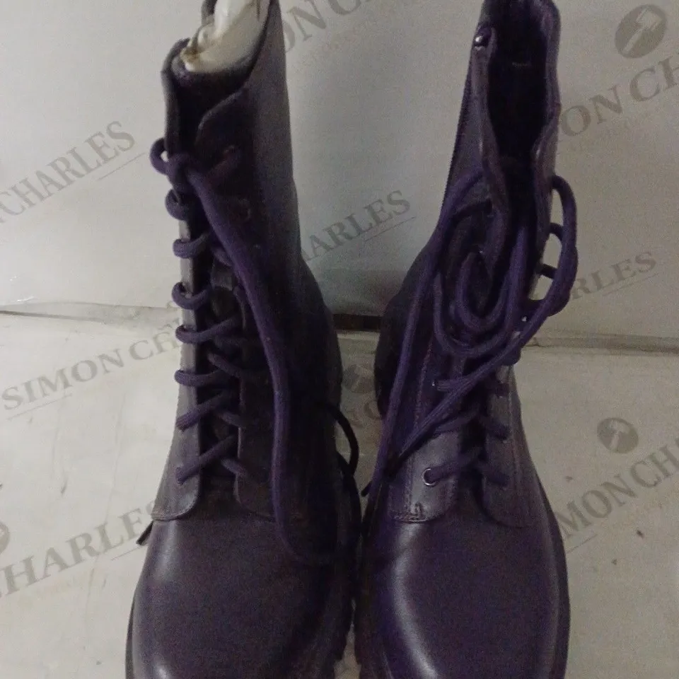 PAIR OF KOI WOMEN'S PLATFORM BOOTS PURPLE SIZE 6 
