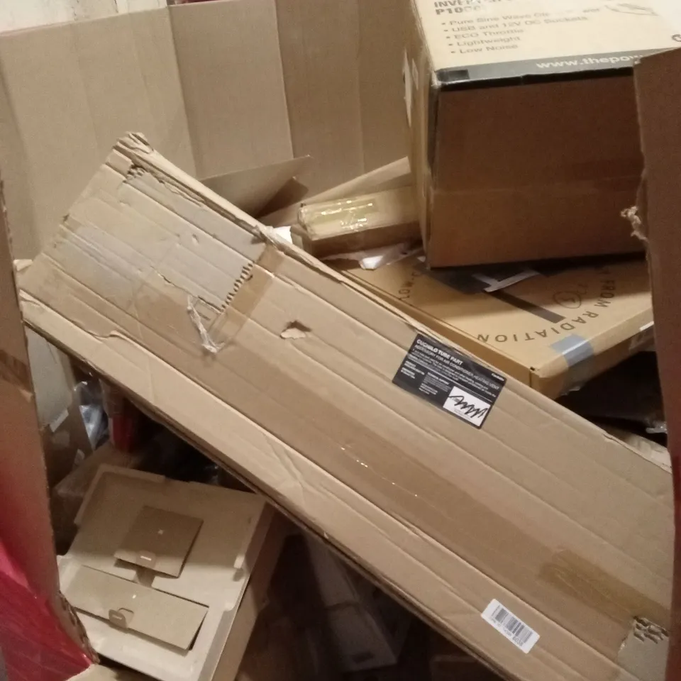 PALLET OF ASSORTED HOUSEHOLD GOODS AND PRODUCTS TO INCLUDE; LAWN LEVELING RAKE, SHOWER HEAD, BOXED FURNITURE ETC 