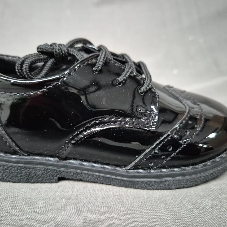 BOXED PAIR OF ROCO KID'S SHOES IN GLOSSY BLACK EU SIZE 25