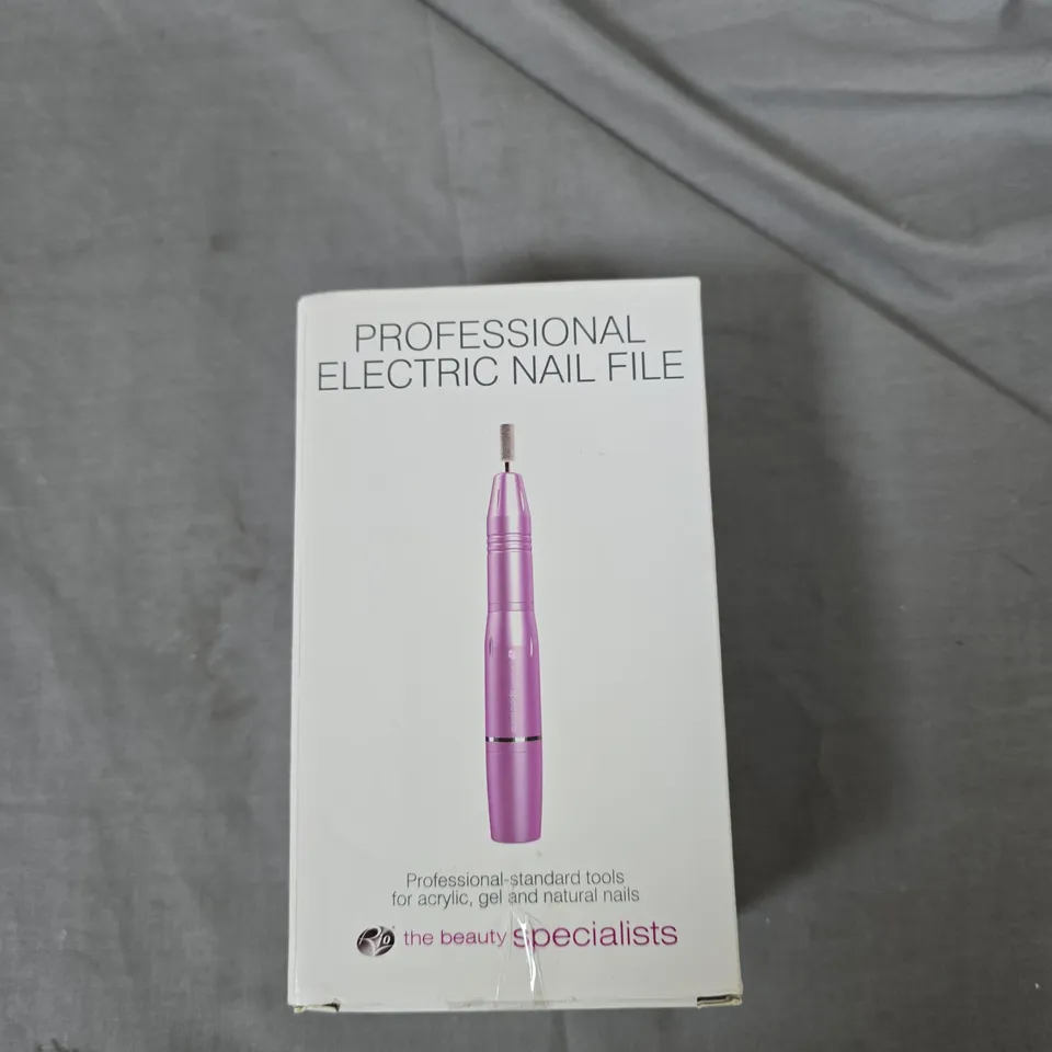 BOX OF APPROXIMATELY 7 ASSORTED ITEMS TO INCLUDE: MAKEUP MIRROR AND ELECTRIC NAIL FILE