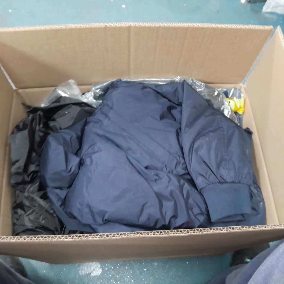 LOT OF APPROX 20 CLOTHING ITEMS , TO INCLUDE EEREA ZIP UP , T-SHIRTS , ETC