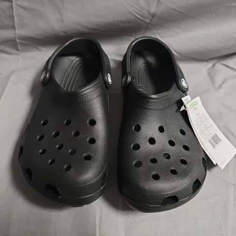 PAIR OF CROCS CLASSIC CLOGS IN BLACK SIZE UK M4/W5