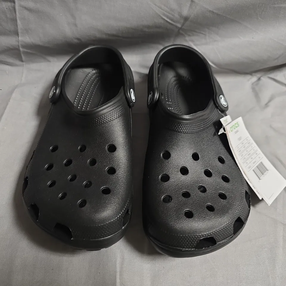 PAIR OF CROCS CLASSIC CLOGS IN BLACK SIZE UK M4/W5