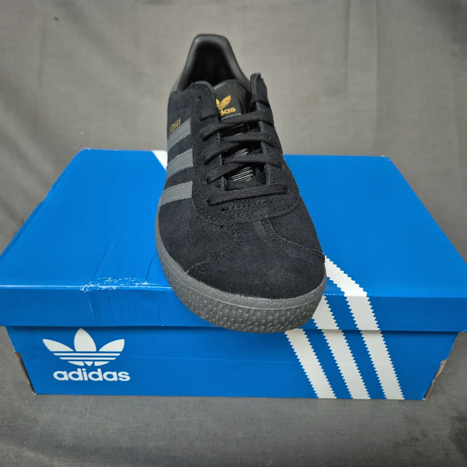 BOXED PAIR OF ADIDAS KID'S GAZELLE SHOES IN BLACK/DARK GREY UK SIZE 5