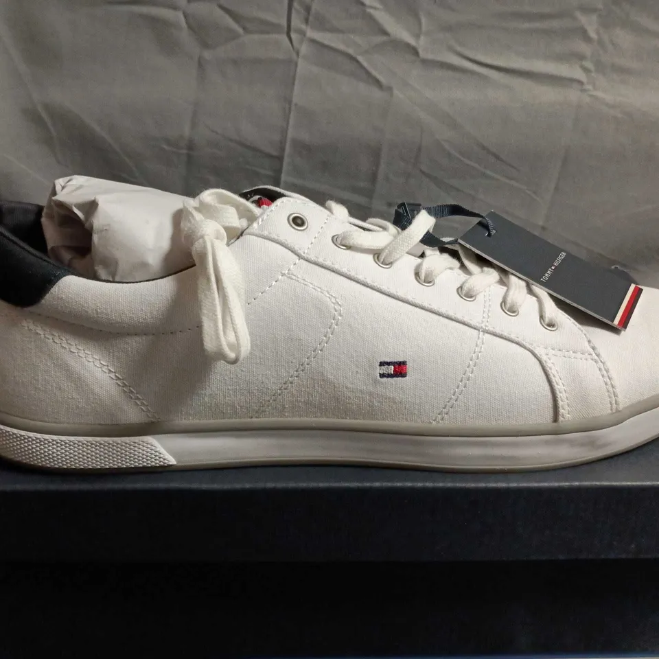 BOXED PAIR OF TOMMY HILFIGER WHITE LOW-TOP SNEAKERS - UK SIZE 11