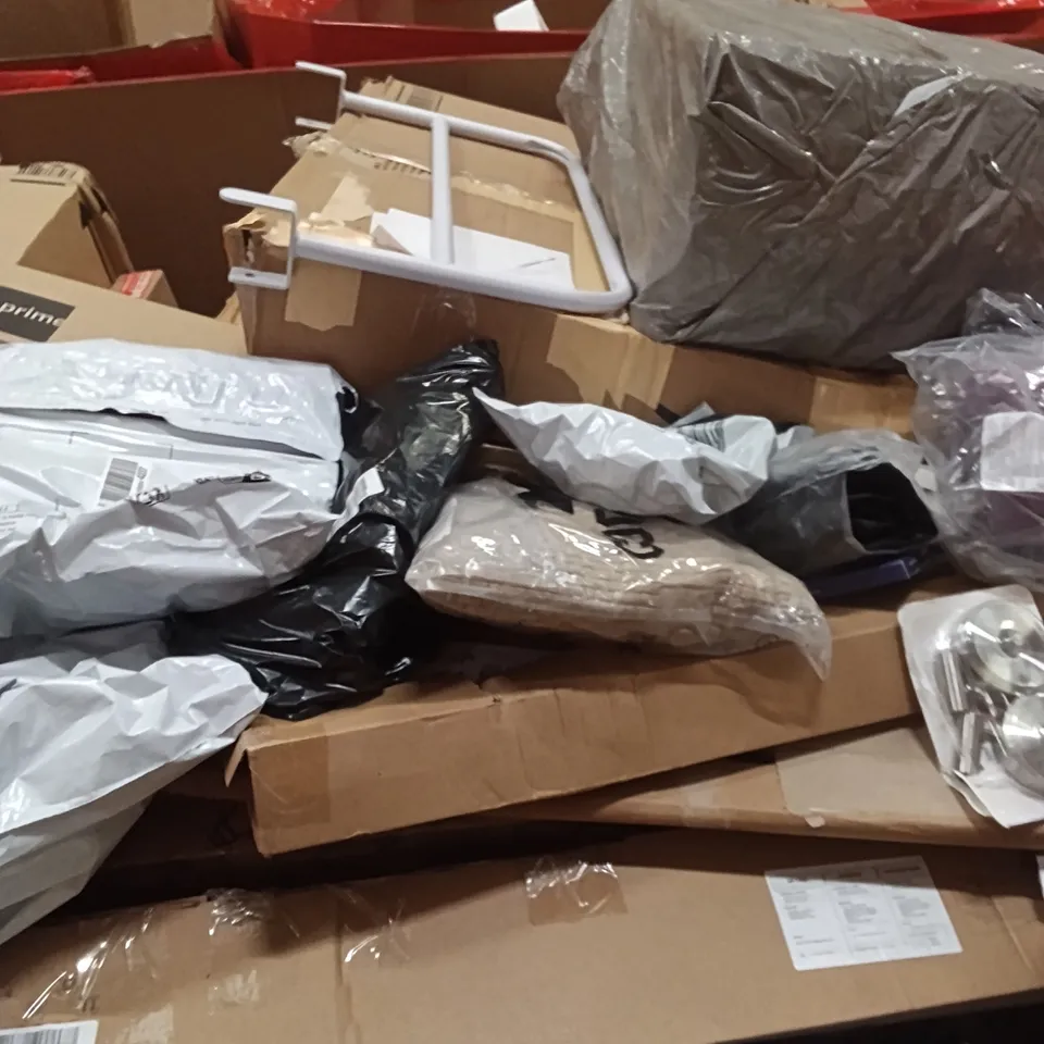 PALLET OF ASSORTED ITEMS INCLUDING - ROLLER BLIND, HAIR COMB, FESTIVE DECORATION