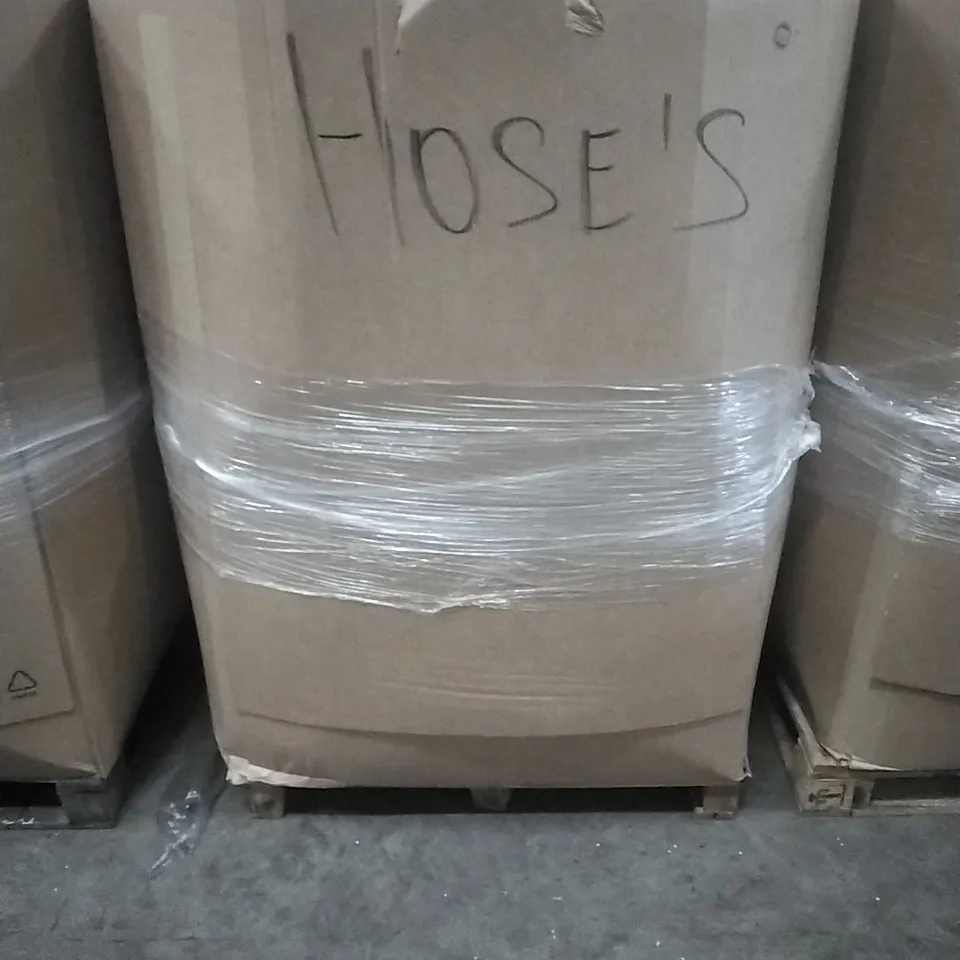 A PALLET CONTAINING A LARGE QUANTITY OF ASSORTED GARDEN HOSES, SWIMMING PRODUCTS ETC