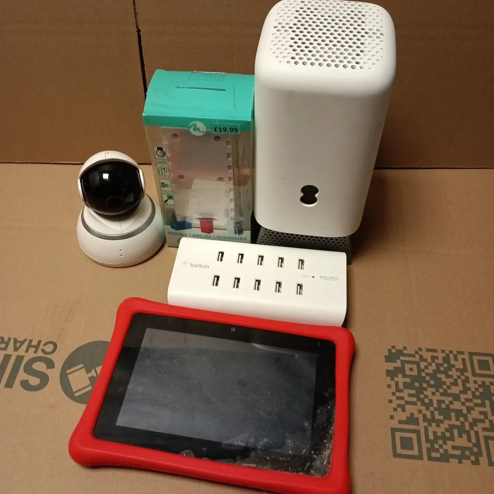 APPROXIMATELY 10 ASSORTED ELECTRICAL ITEMS TO INCLUDE BELKIN 10 PORT USB CHARGER, NABI TABLET, YI DOME CAMERA, ETC