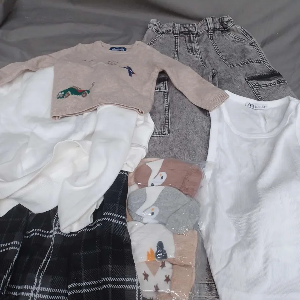 LARGE QUANTITY OF ASSORTED KIDS CLOTHING ITEMS TO INCLUDE SWEATER, VEST, JEANS, ETC