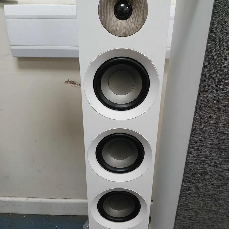 BOXED JAMO SERIES 809 FLOORSTANDING SPEAKERS IN WHITE 